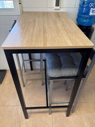 Mesa alta y 2 taburetes