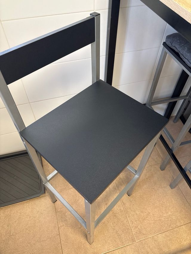 Mesa alta y 2 taburetes