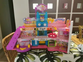 Centro Comercial Pinypon con todos sus accesorios.