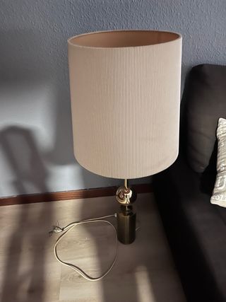 Lámpara de mesa antigua beige y dorada