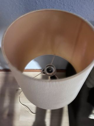 Lámpara de mesa antigua beige y dorada