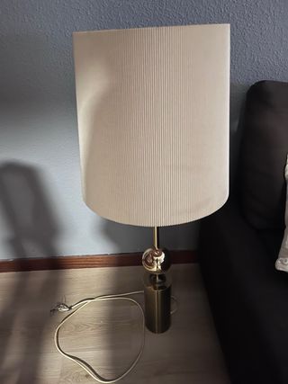 Lámpara de mesa antigua beige y dorada