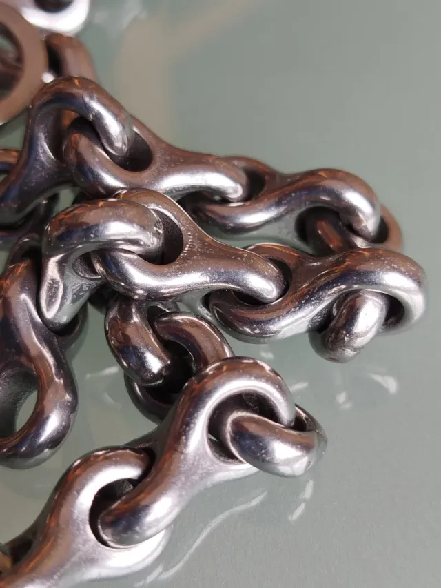 Collar de acero macizo con eslabones originales