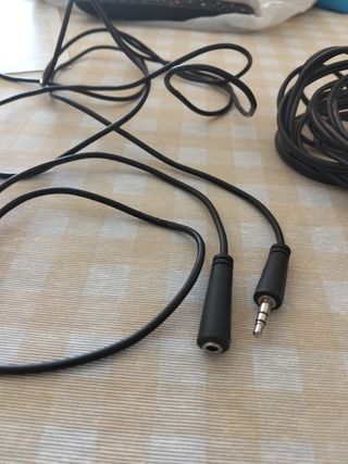 Cable alargador para auriculares. 4 euros los dos.