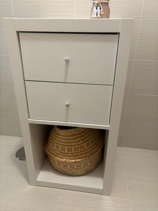 Estantería auxiliar blanca con cesto