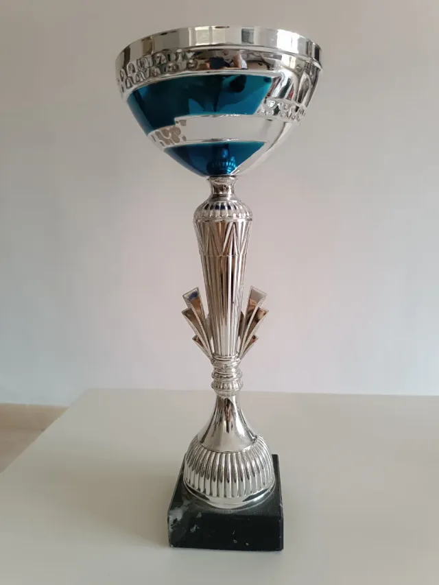 Trofeo in argento con dettagli blu