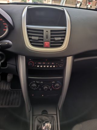 Peugeot 207 1400 75Cv año 2011 MUY BUEN ESTADO.