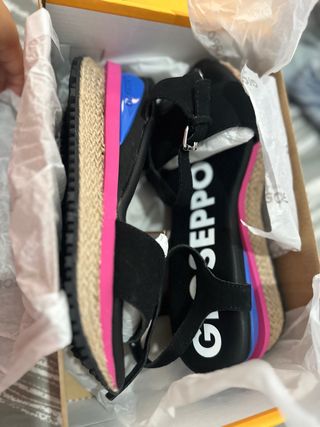 Sandalias Gioseppo negras y rosas