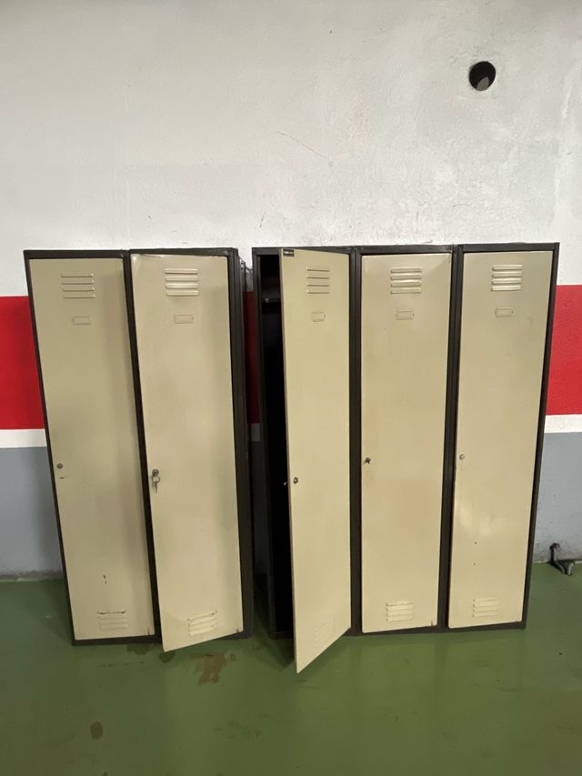 Taquillas metálicas beige y marrones