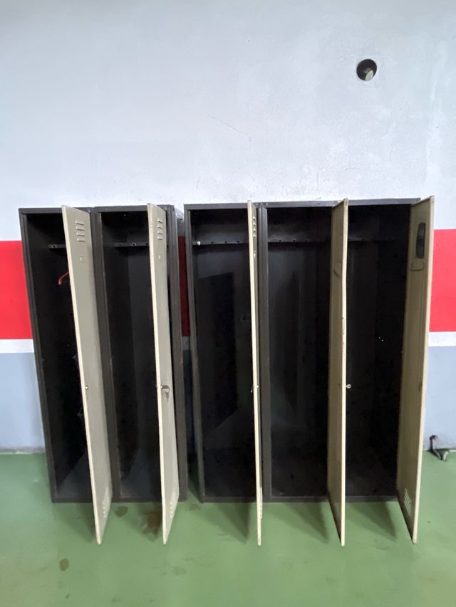 Taquillas metálicas beige y marrones