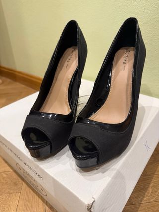 Zapatos de tacón Bershka negros peep toe