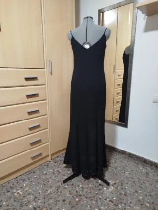 Vestido largo negro con tirantes