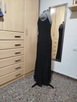 Vestido largo negro con tirantes