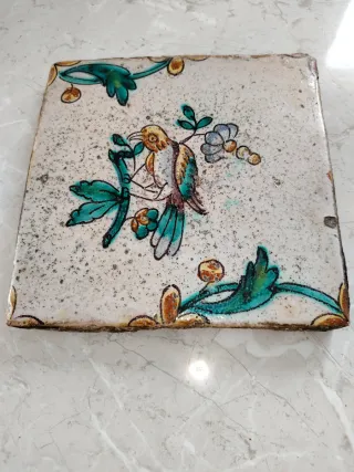 Azulejo antiguo decorado con pájaro