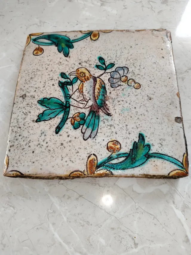 Azulejo antiguo decorado con pájaro