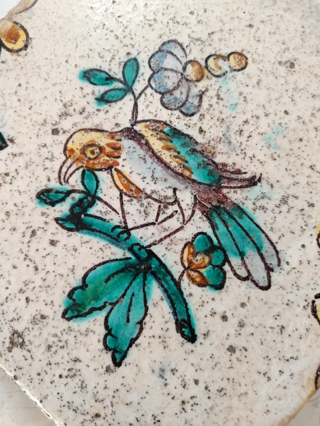 Azulejo antiguo decorado con pájaro