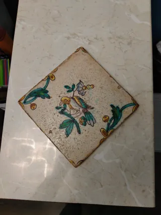 Azulejo antiguo decorado con pájaro