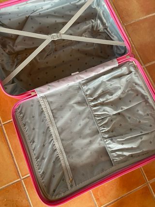 Maleta grande rígida fucsia con ruedas