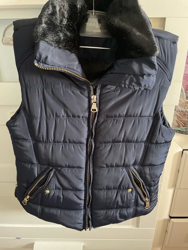 Chaleco acolchado con cuello de pelo