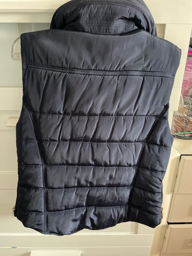 Chaleco acolchado con cuello de pelo