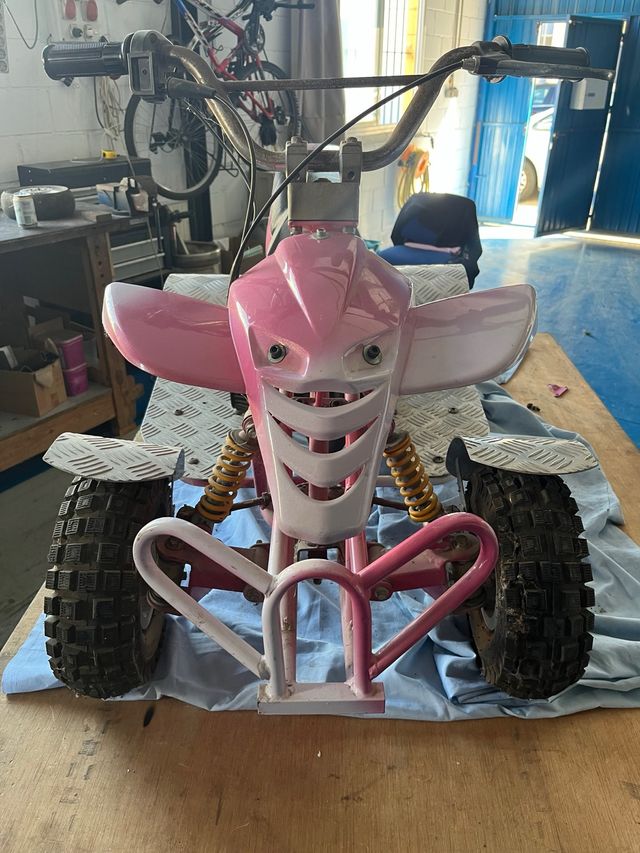 Quad de gasolina rosa