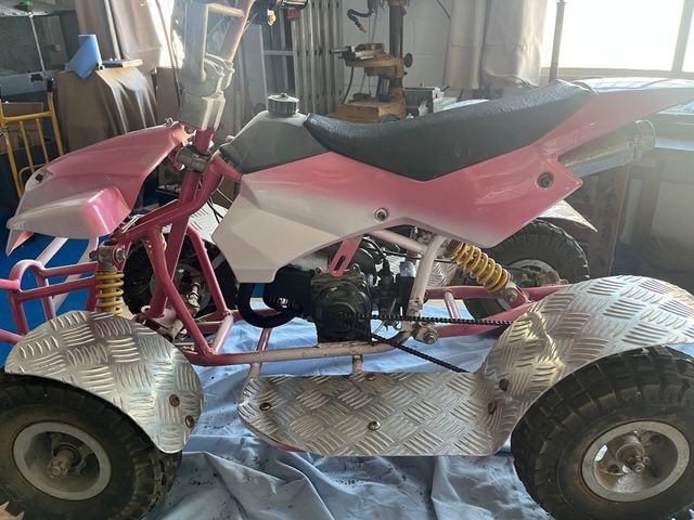 Quad de gasolina rosa