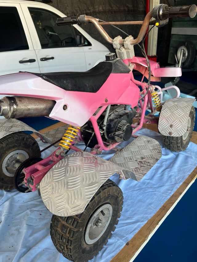 Quad de gasolina rosa