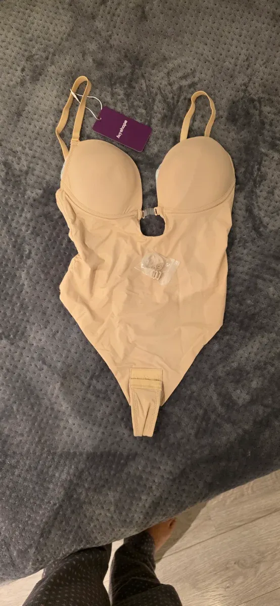 Body moldeador con escote pronunciado