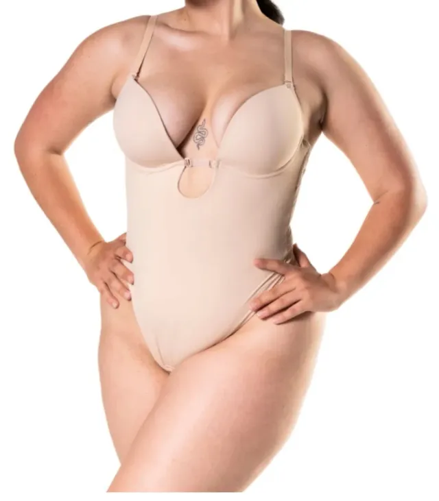 Body moldeador con escote pronunciado