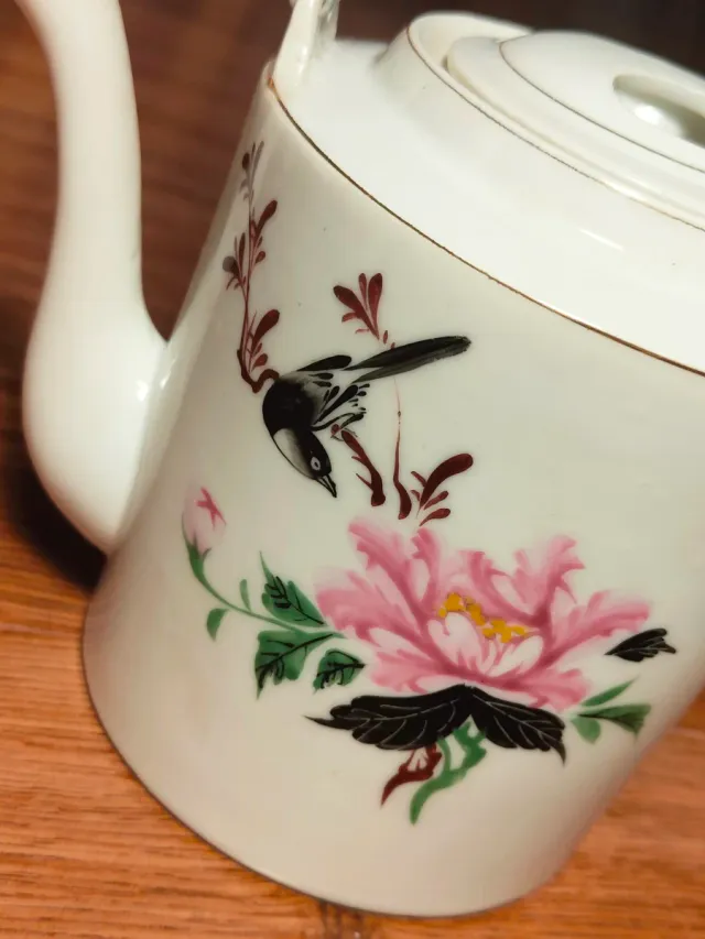 Tetera de porcelana con diseño floral
