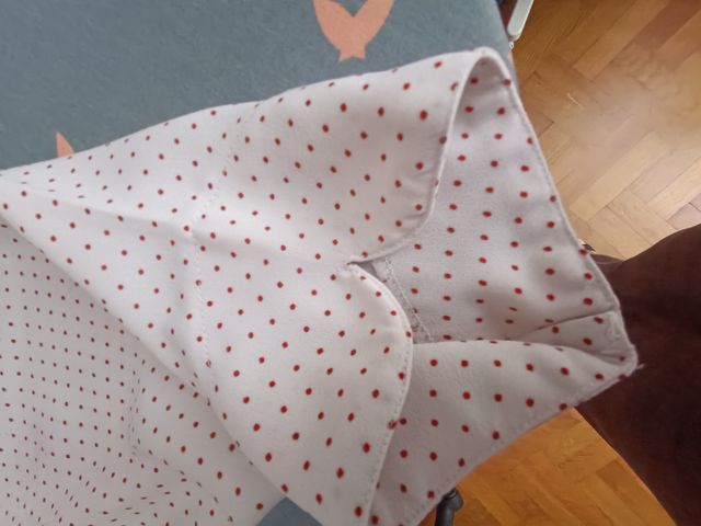 Camisa de lunares sin botones con mangas 3/4