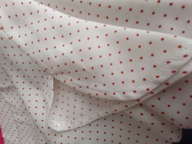 Camisa de lunares sin botones con mangas 3/4