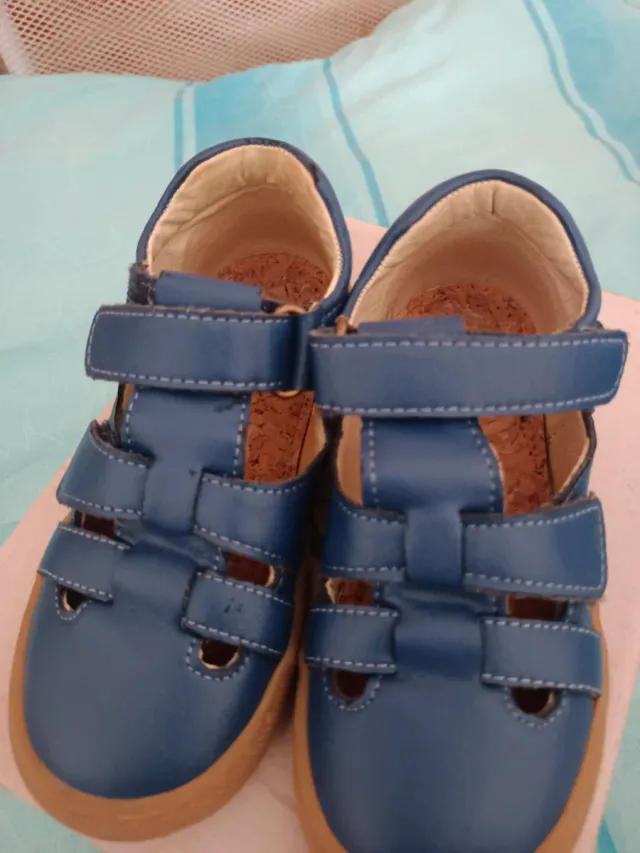 Sandalias niño piel azul cerradas