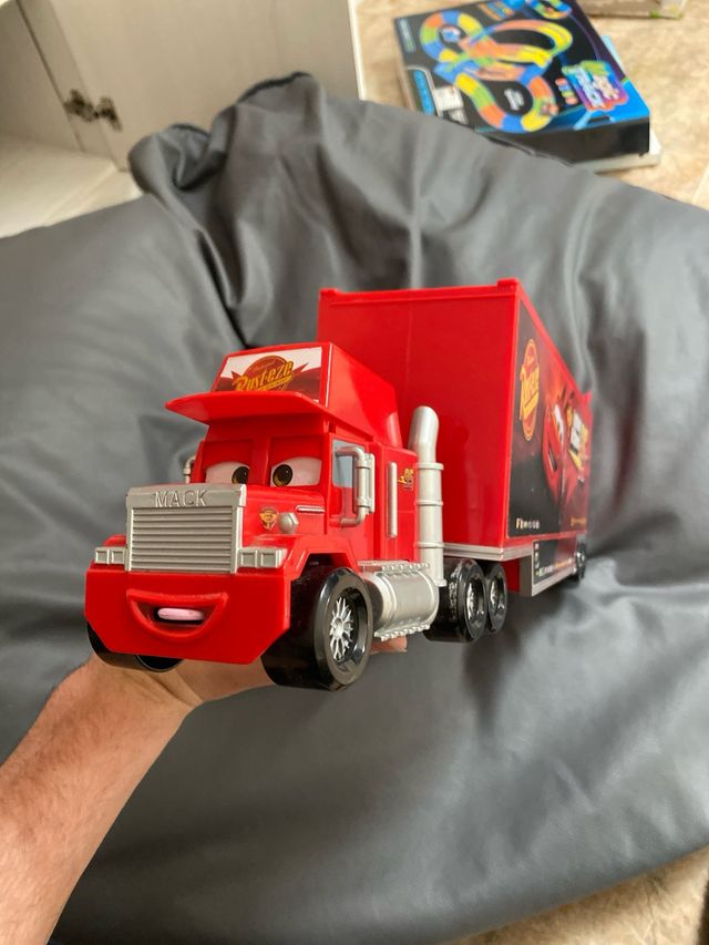 Camión de Rayo McQueen con Coches de la película