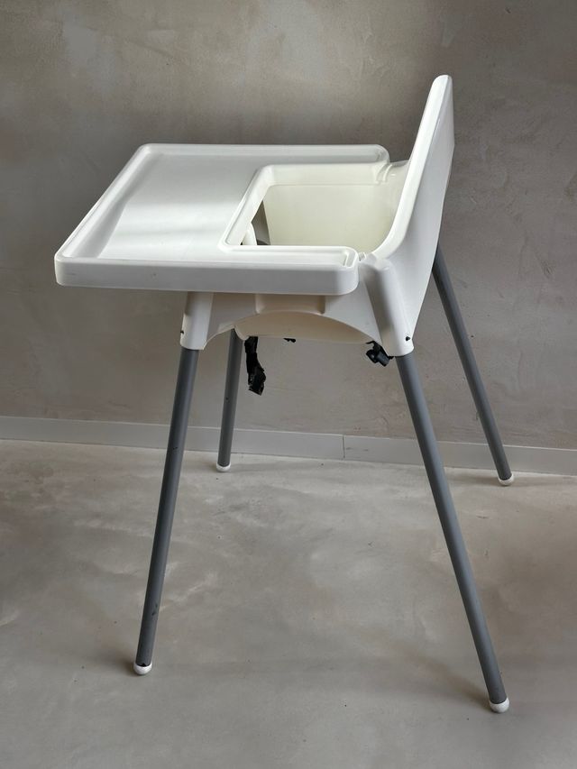 Trona con bandeja y cinturón