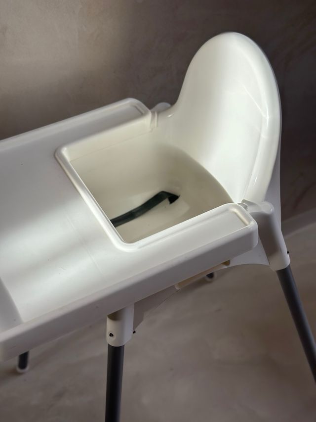 Trona con bandeja y cinturón