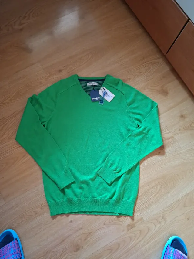 Jersey verde cuello pico