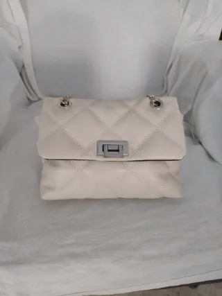 Bolso beige acolchado con cadena plateada