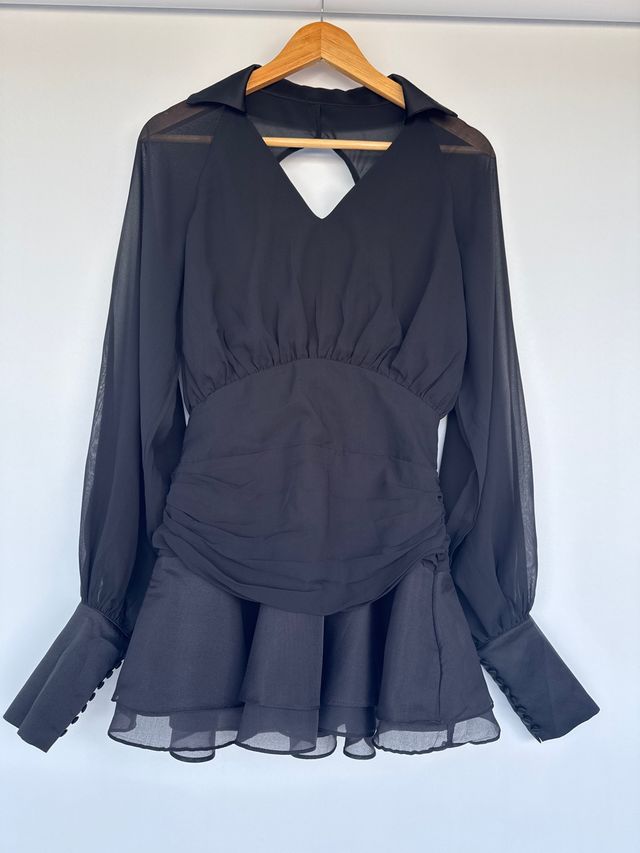 Vestido negro con escote en V y volantes