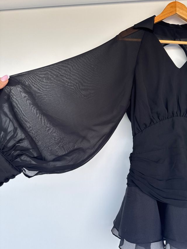 Vestido negro con escote en V y volantes