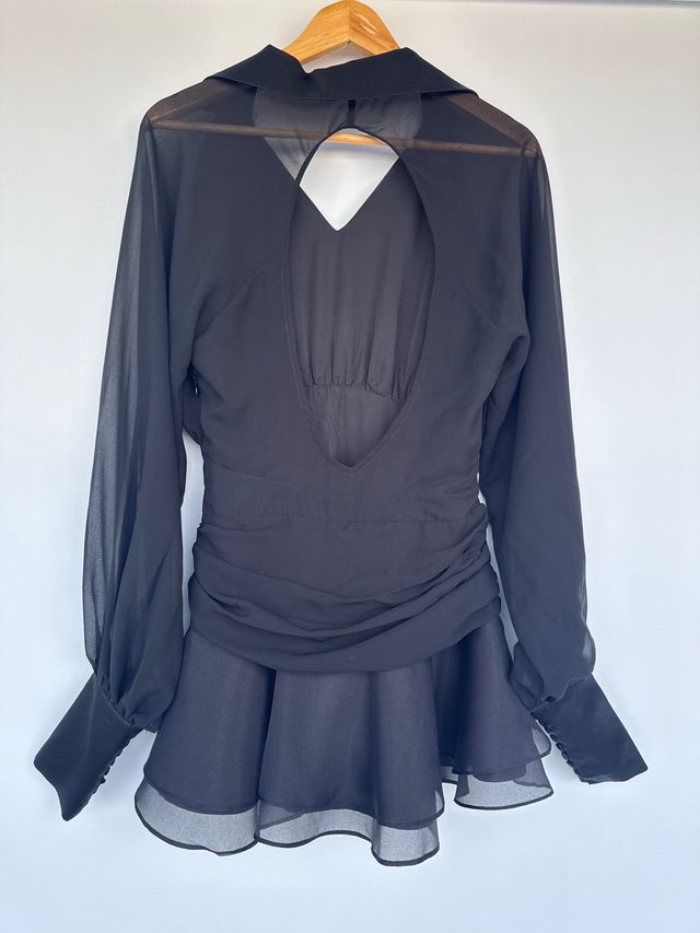 Vestido negro con escote en V y volantes