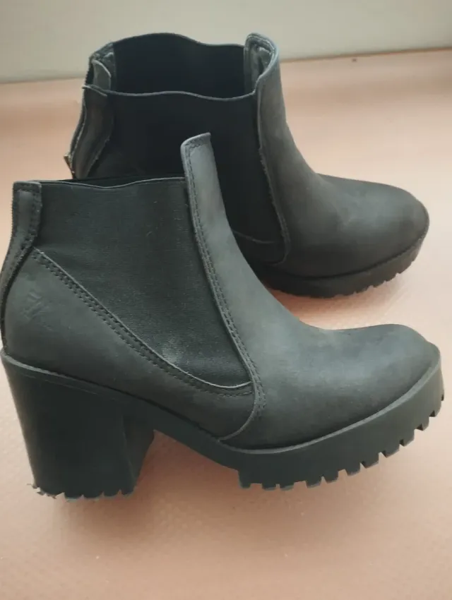 Botines negros con cremallera