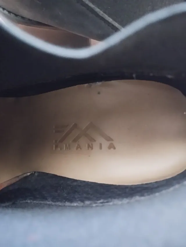 Botines negros con cremallera