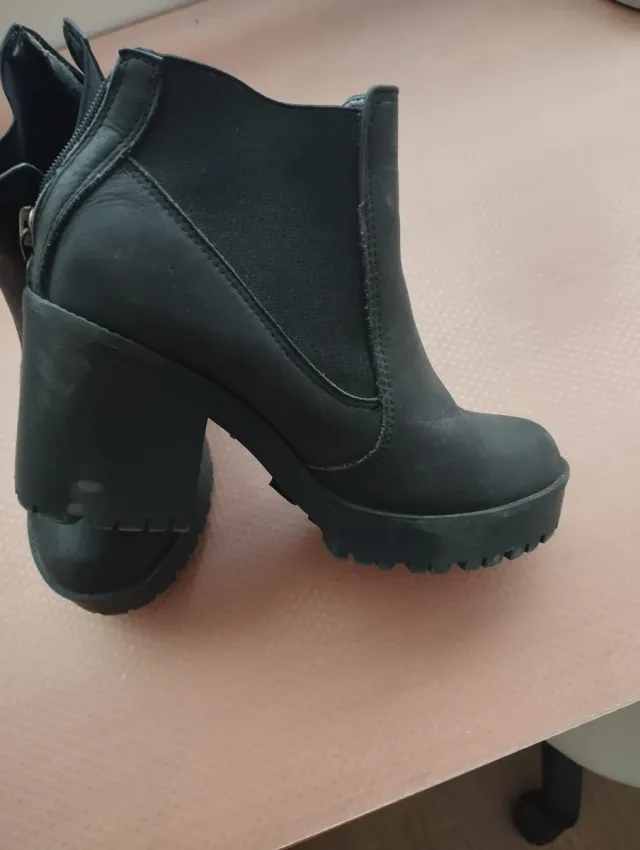 Botines negros con cremallera