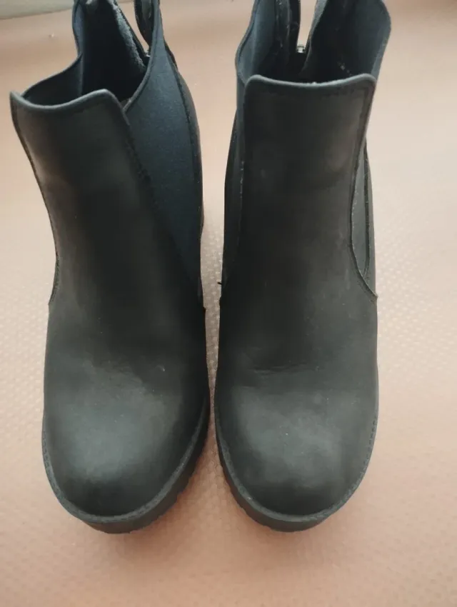 Botines negros con cremallera