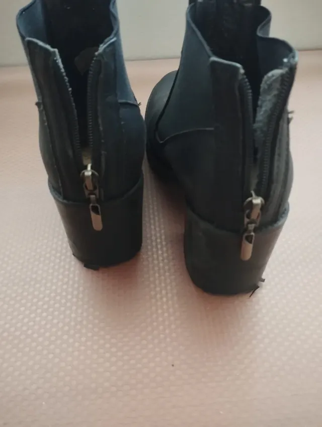 Botines negros con cremallera