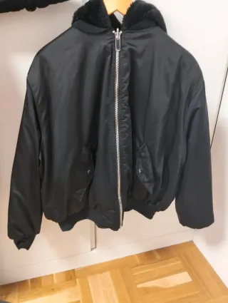 Chaqueta bomber de pelo reversible negra