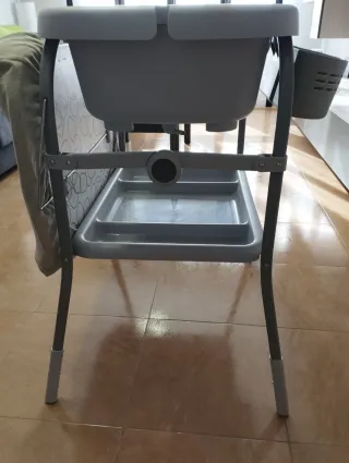 Cambiador con bañera para bebé. Marca Chicco