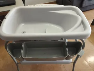 Cambiador con bañera para bebé. Marca Chicco