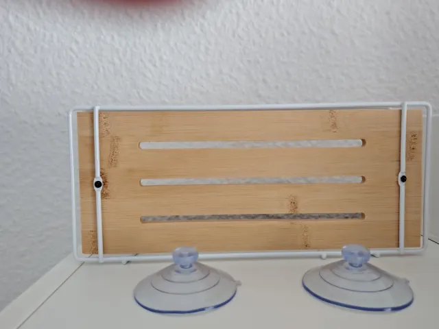 Estantería de bambú y metal